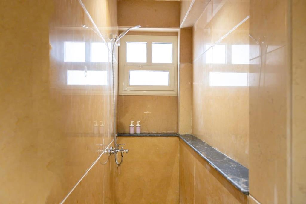 Signature Stays Artistic Modern Apt