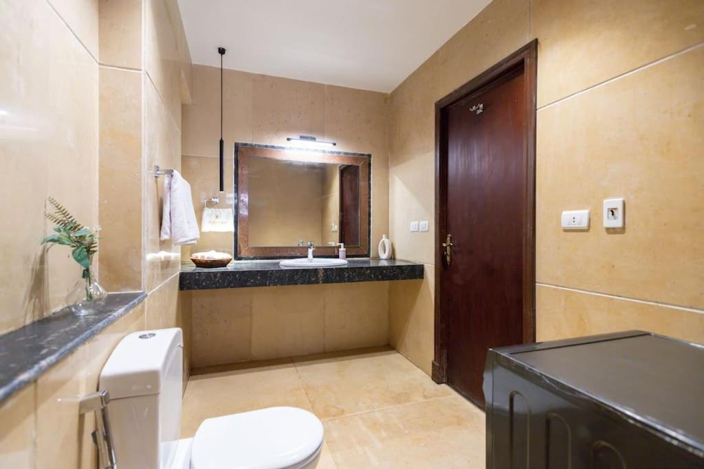 Signature Stays Artistic Modern Apt