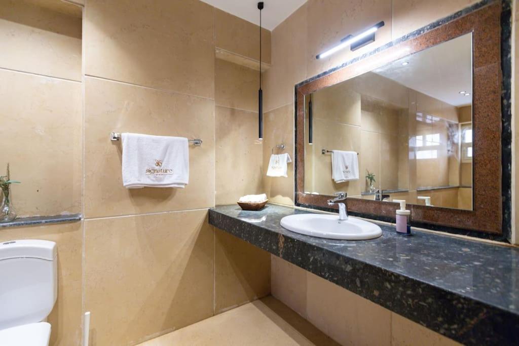 Signature Stays Artistic Modern Apt
