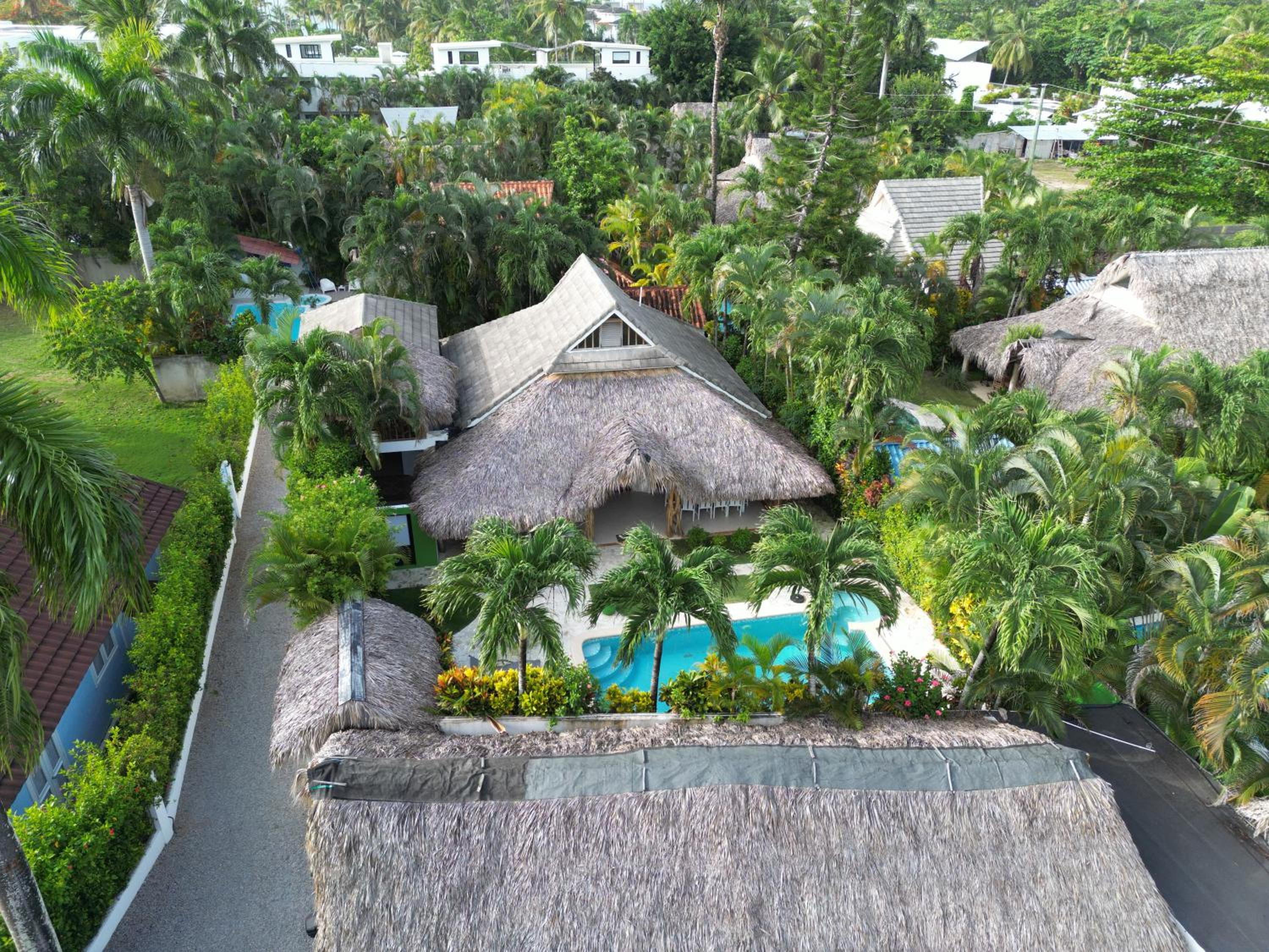 Tropical House with Bungalow and Pool Near Playa Poppy