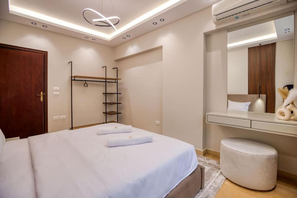 Signature Stays Artistic Modern Apt