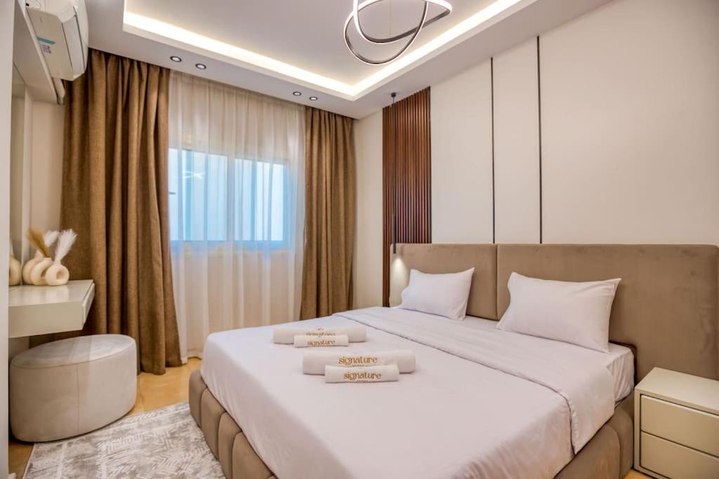 Signature Stays Artistic Modern Apt