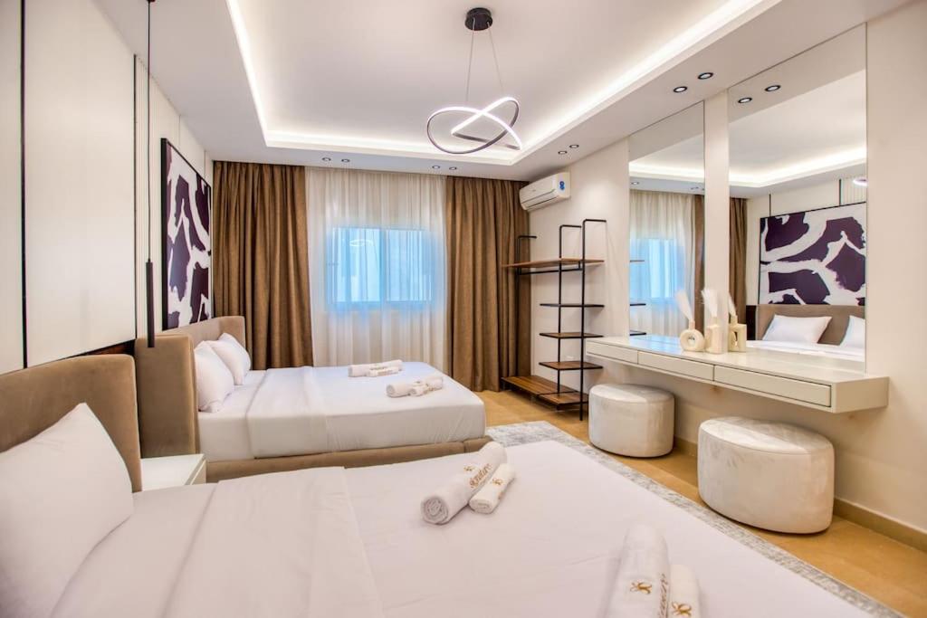 Signature Stays Artistic Modern Apt