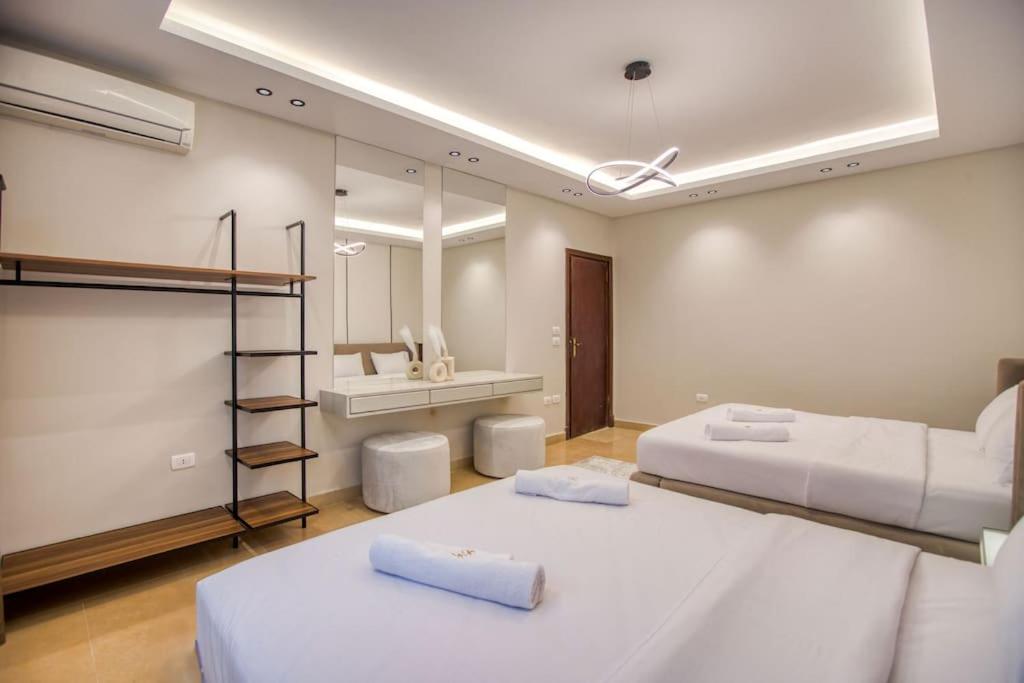 Signature Stays Artistic Modern Apt