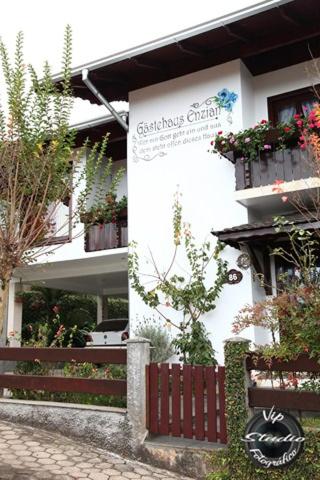 Hospedaria Gãstehaus Enzian