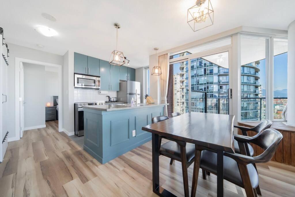 Beautiful Dt 3 Bed 2Bath Apat Free Parking & Pool