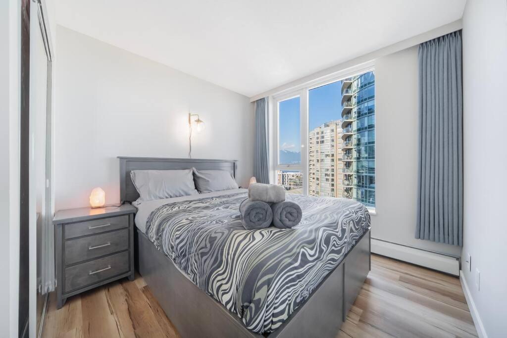 Beautiful Dt 3 Bed 2Bath Apat Free Parking & Pool