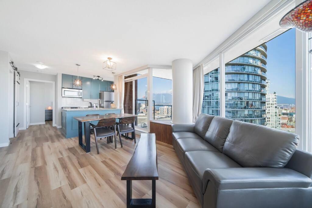 Beautiful Dt 3 Bed 2Bath Apat Free Parking & Pool