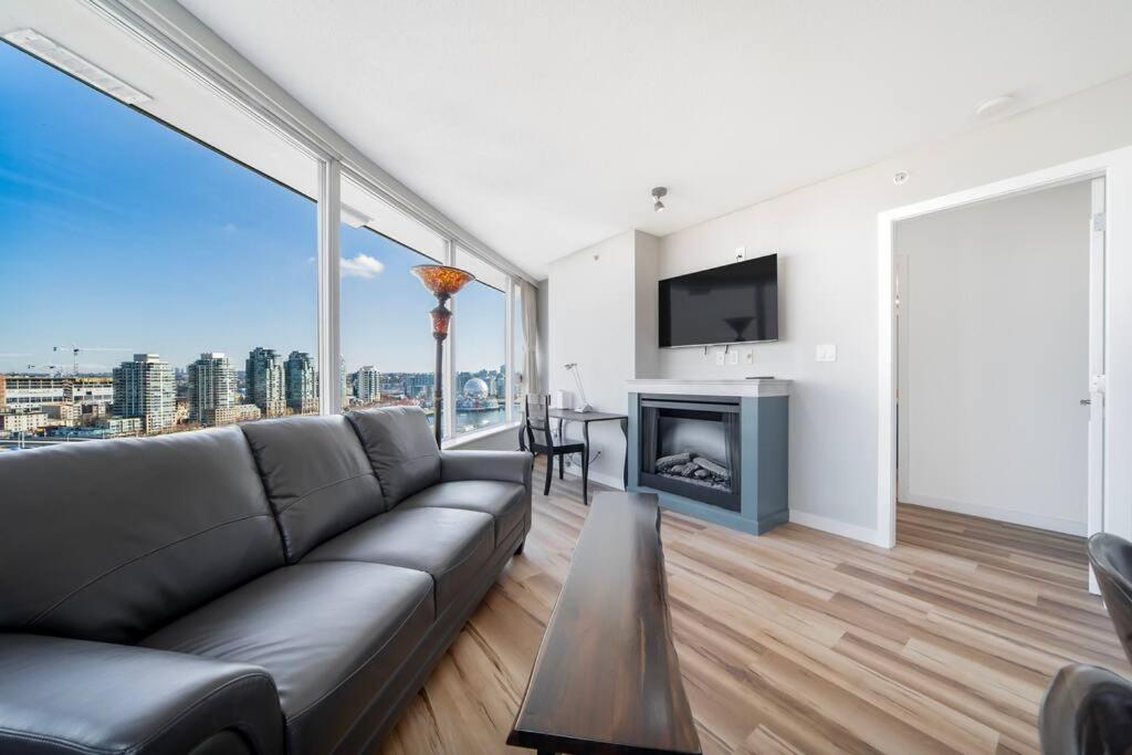 Beautiful Dt 3 Bed 2Bath Apat Free Parking & Pool