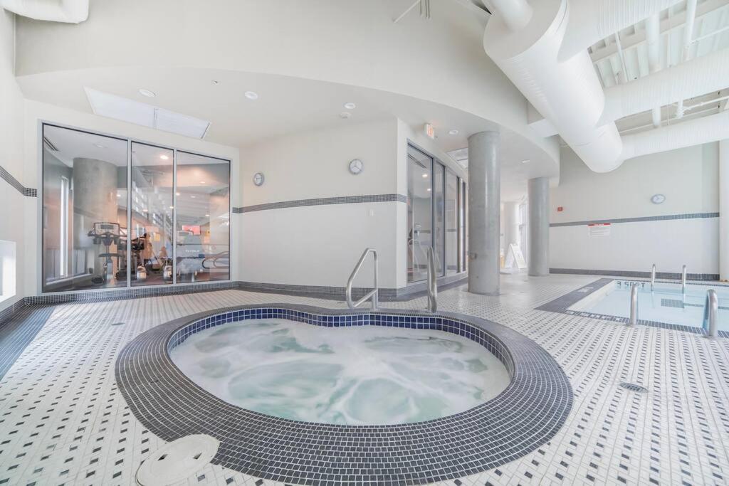 Beautiful Dt 3 Bed 2Bath Apat Free Parking & Pool