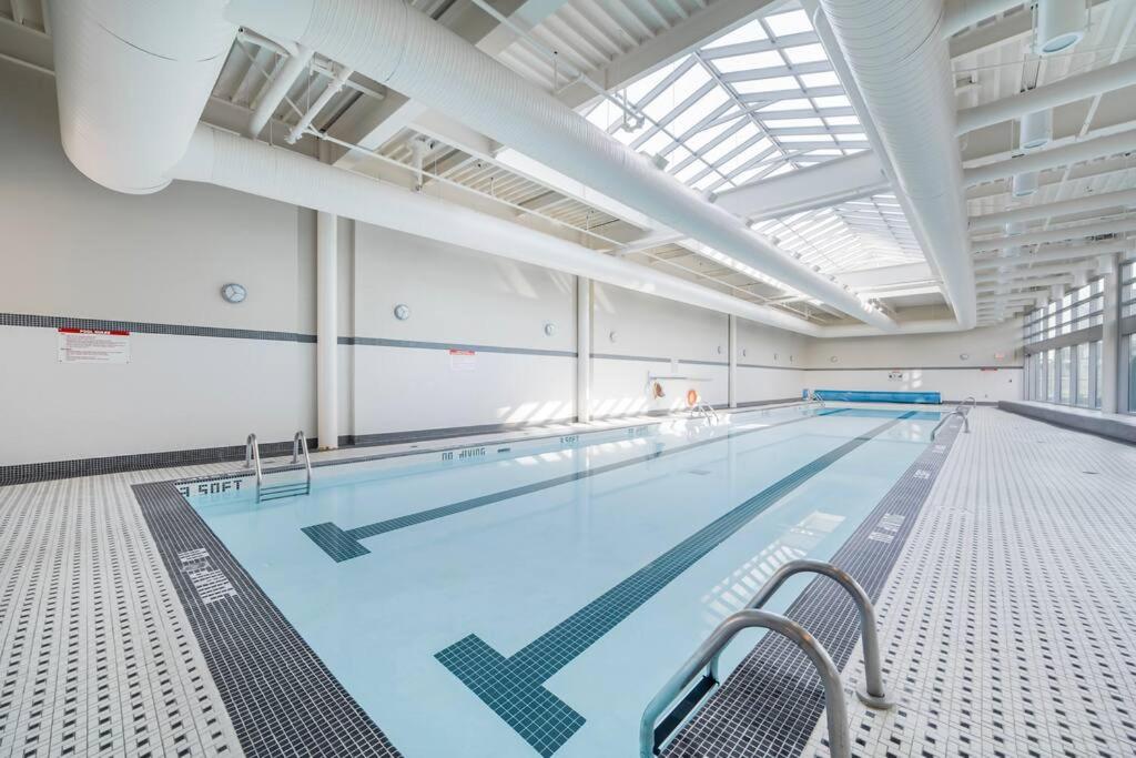 Beautiful Dt 3 Bed 2Bath Apat Free Parking & Pool