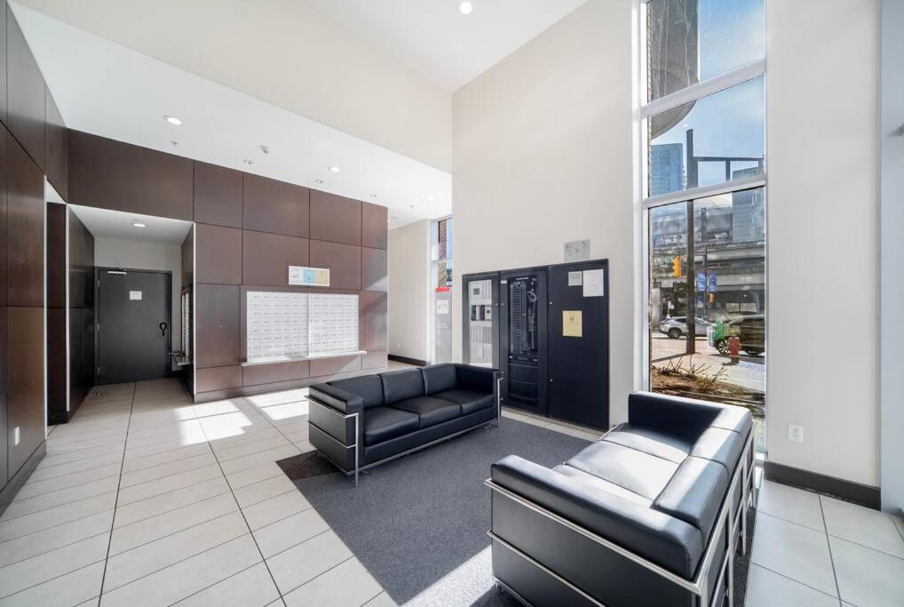 Beautiful Dt 3 Bed 2Bath Apat Free Parking & Pool