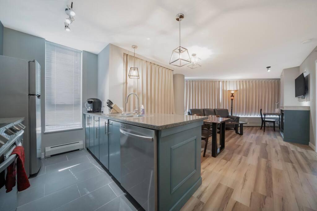 Beautiful Dt 3 Bed 2Bath Apat Free Parking & Pool