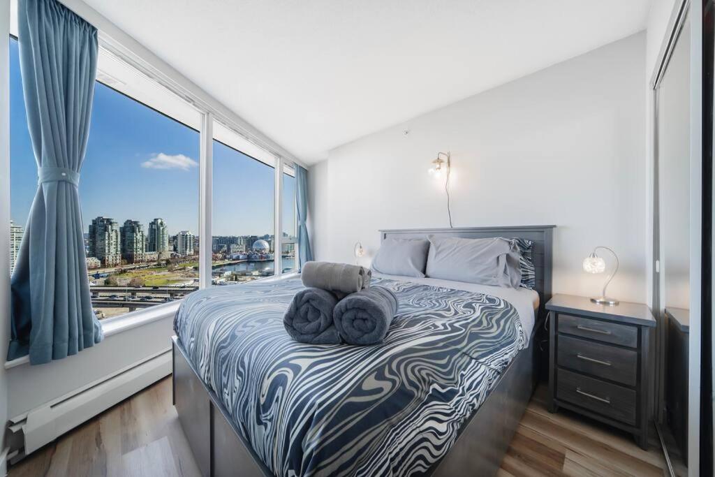 Beautiful Dt 3 Bed 2Bath Apat Free Parking & Pool