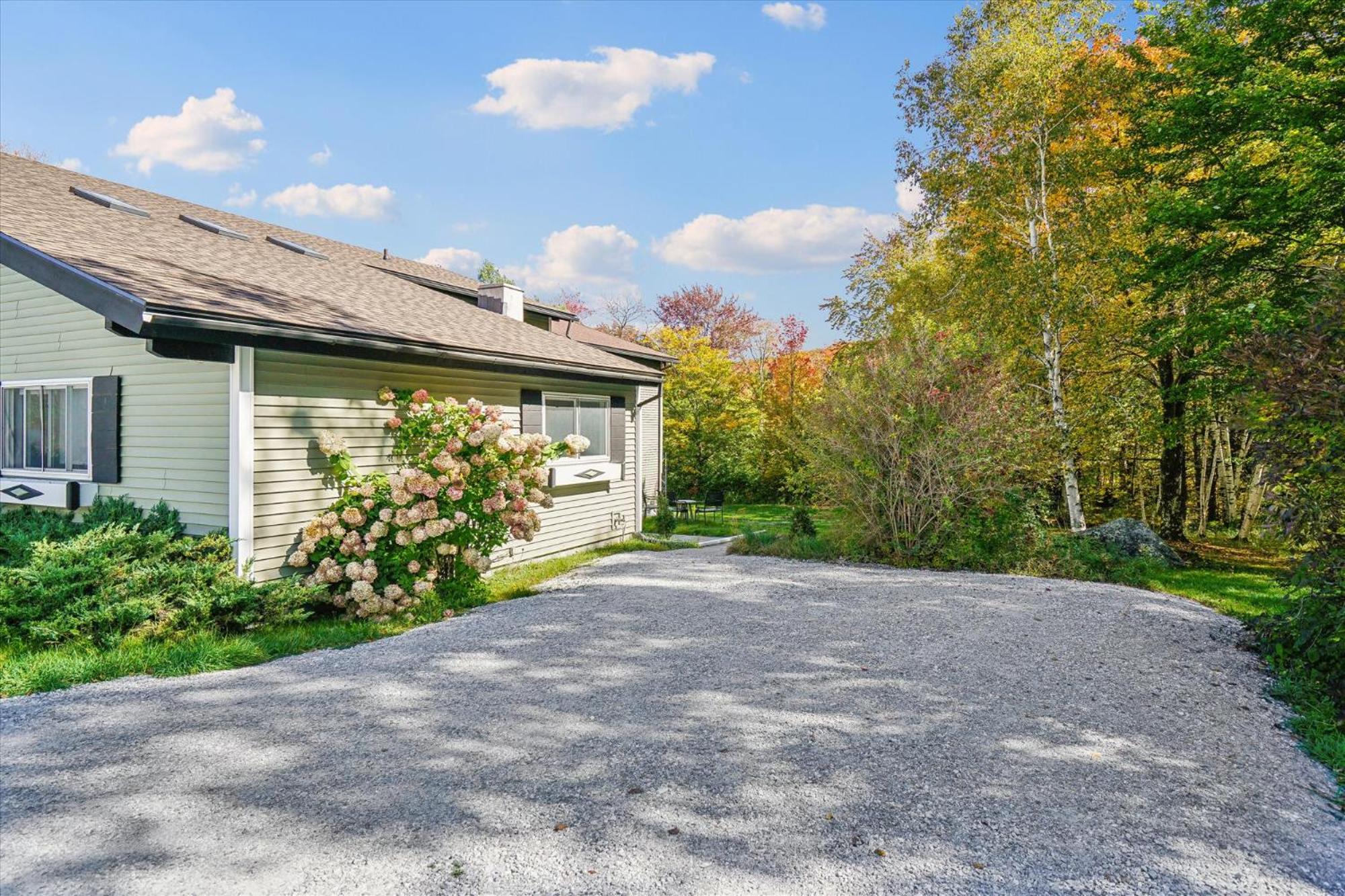 Stunning 4-Bed, 4-Bath Apartment Pet-Friendly Roaring Brook view 3