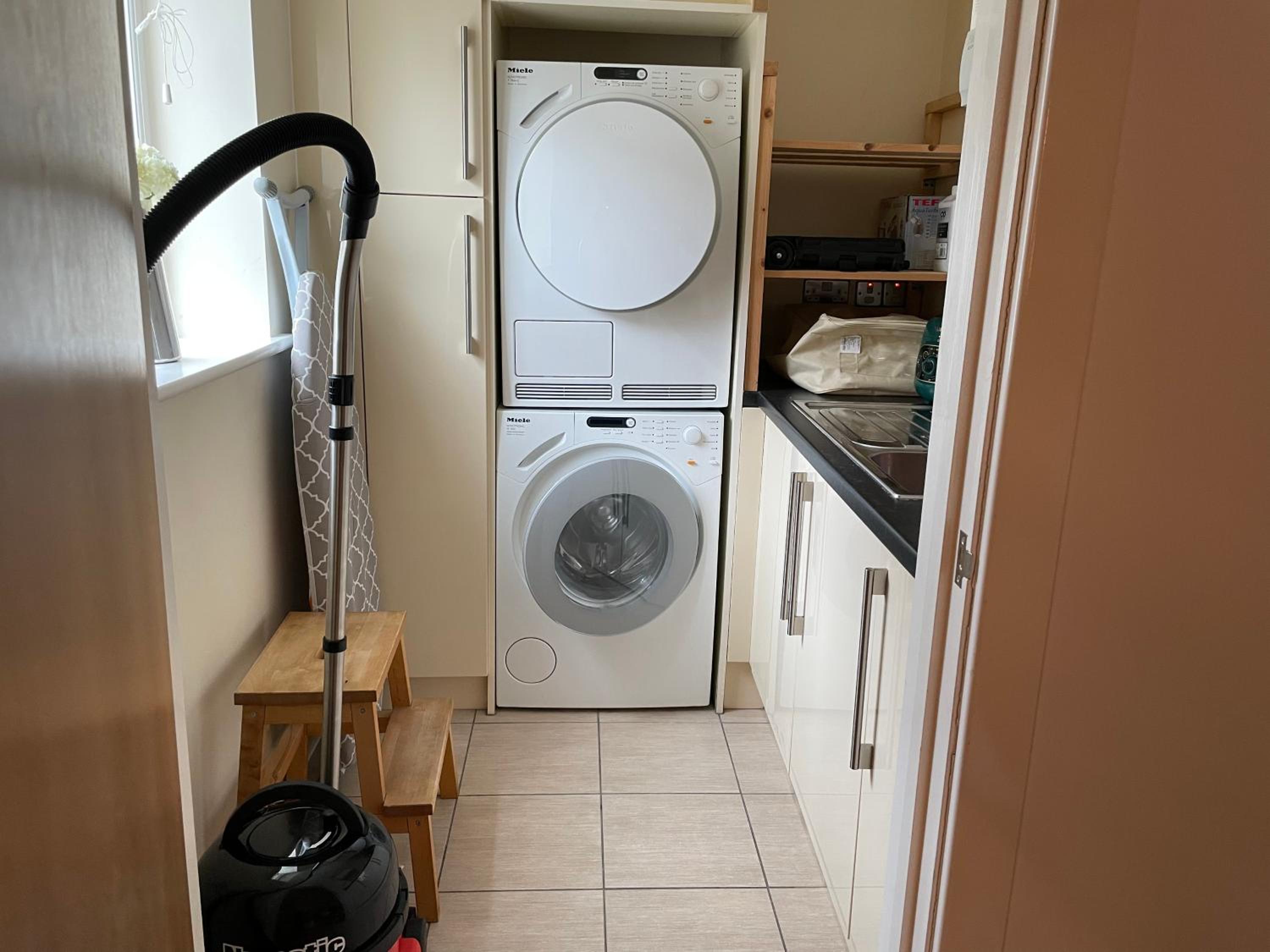 Top Floor En-suite Double Bedrooms In Eton With Great View Of Windsor Castle & Free Parking view 3