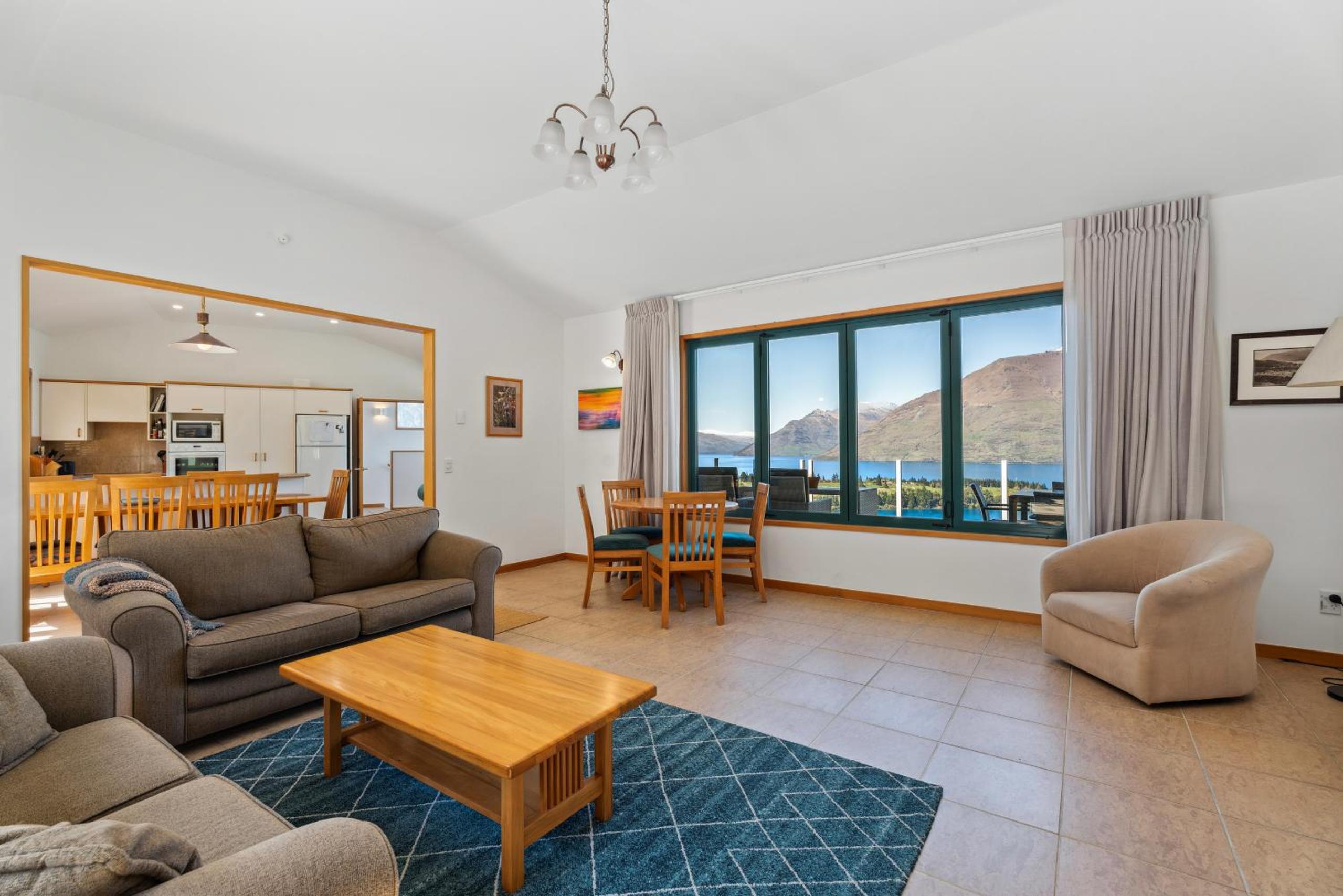 Deja Vu - Queenstown Holiday Home view 5