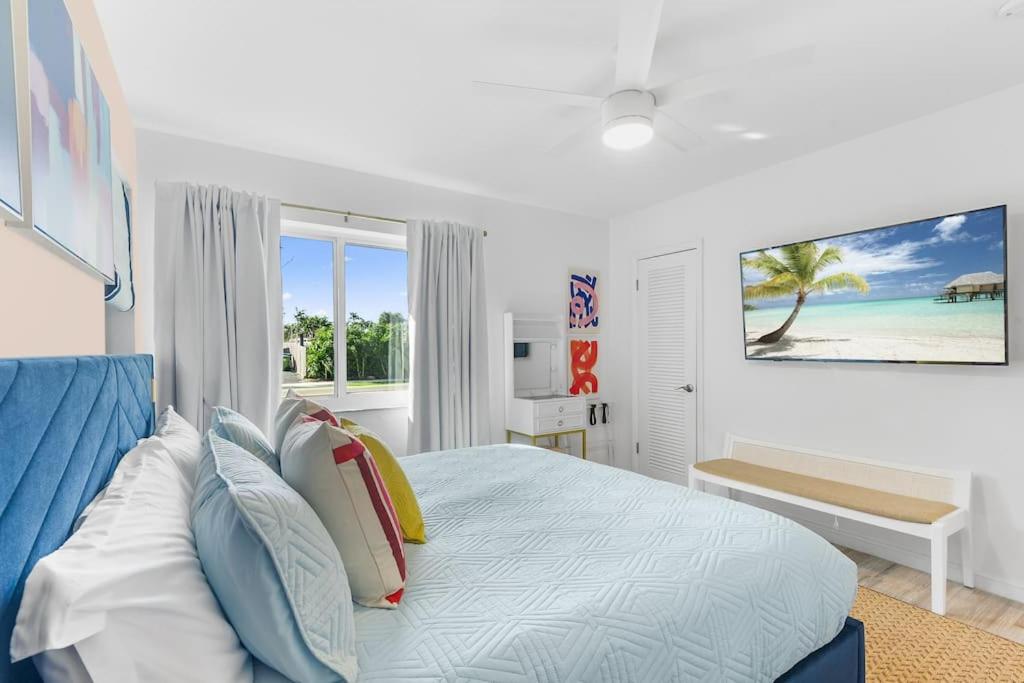 Chic Getaway Near Wilton Drive l Your Urban Escape view 4