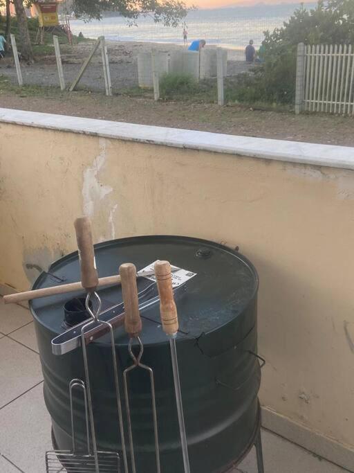 Apto frente ao mar e pé na areia em Armação Penha