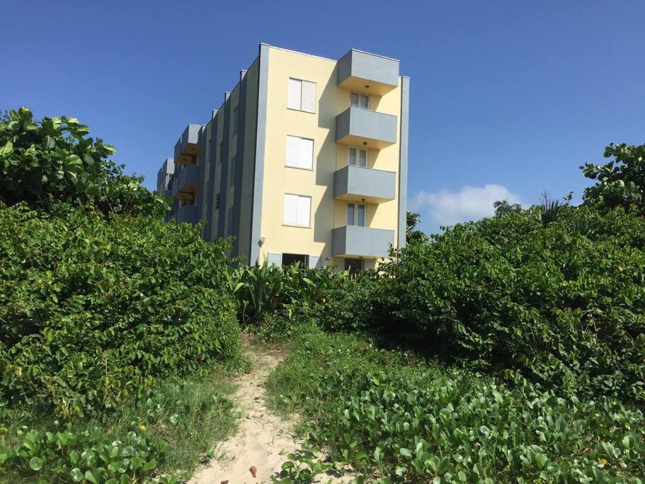 Apto frente ao mar e pé na areia em Armação Penha