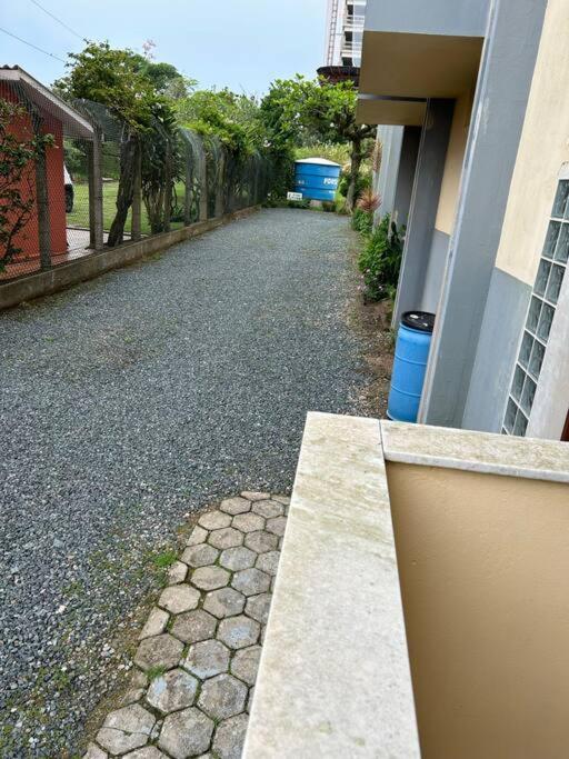 Apto frente ao mar e pé na areia em Armação Penha