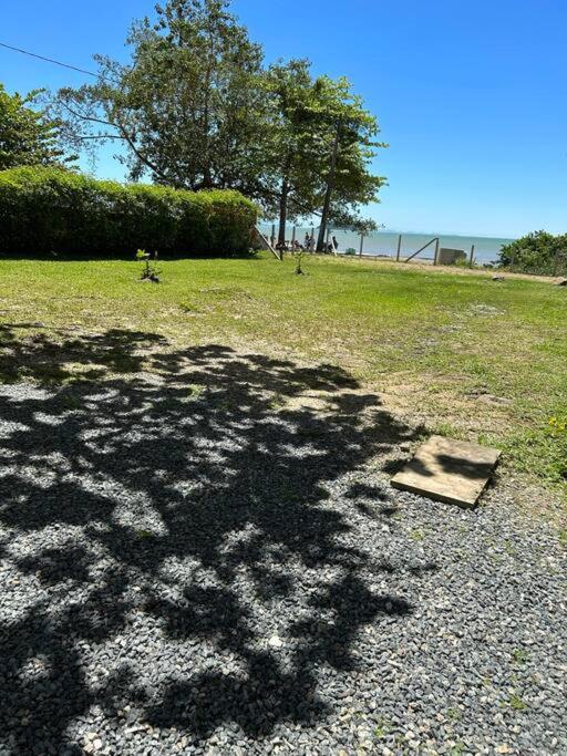 Apto frente ao mar e pé na areia em Armação Penha