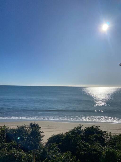 Apto frente ao mar e pé na areia em Armação Penha