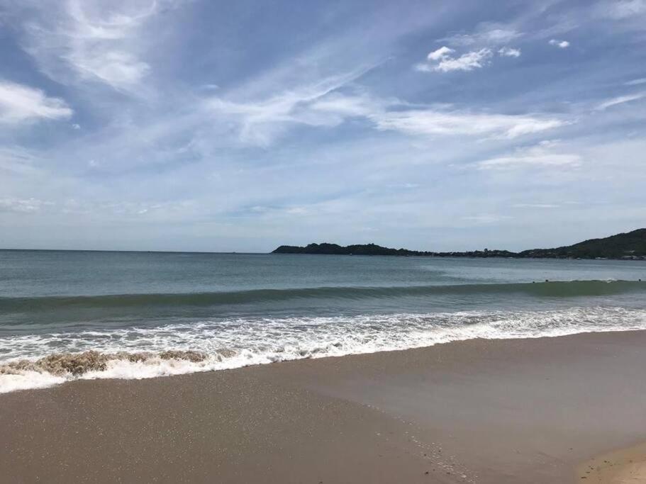 Apto frente ao mar e pé na areia em Armação Penha