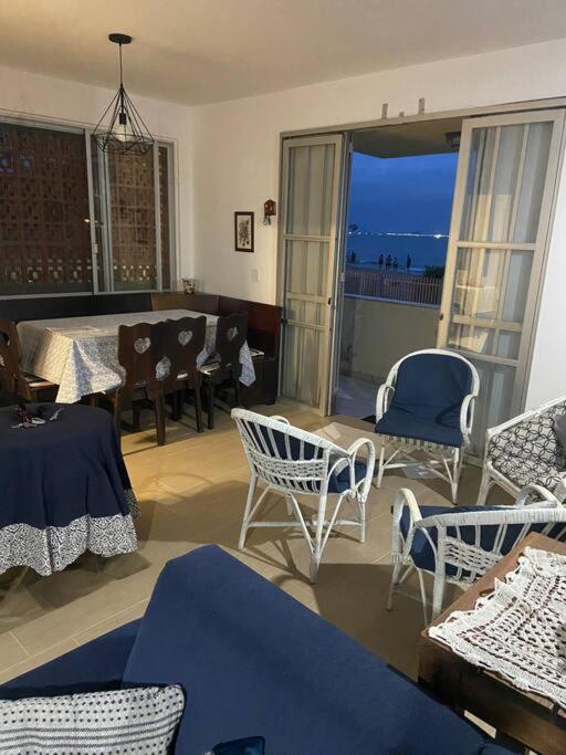 Apto frente ao mar e pé na areia em Armação Penha