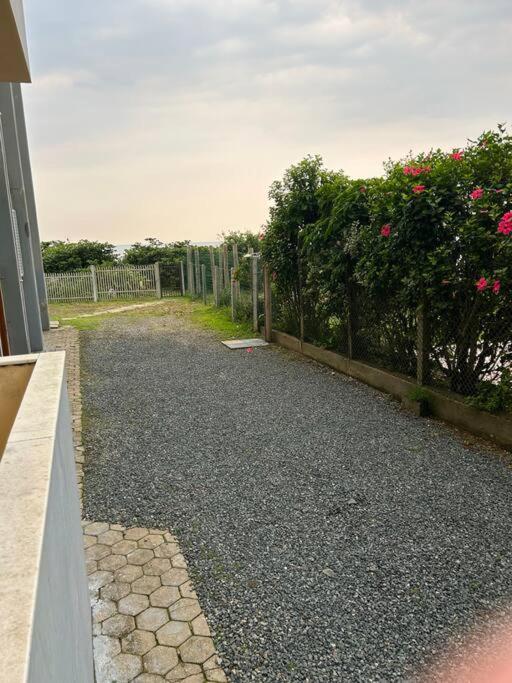 Apto frente ao mar e pé na areia em Armação Penha