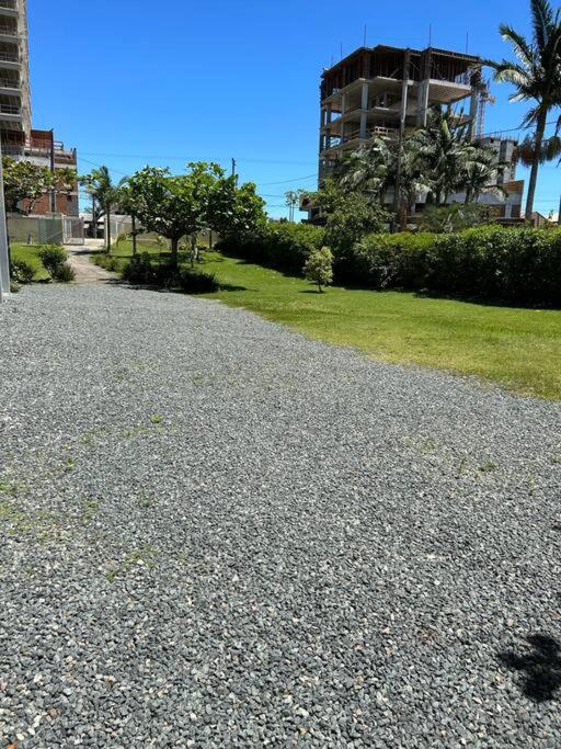 Apto frente ao mar e pé na areia em Armação Penha