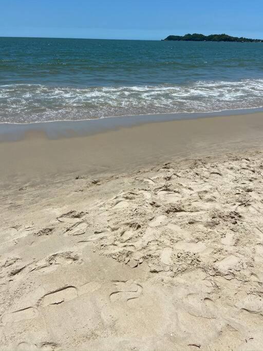 Apto frente ao mar e pé na areia em Armação Penha