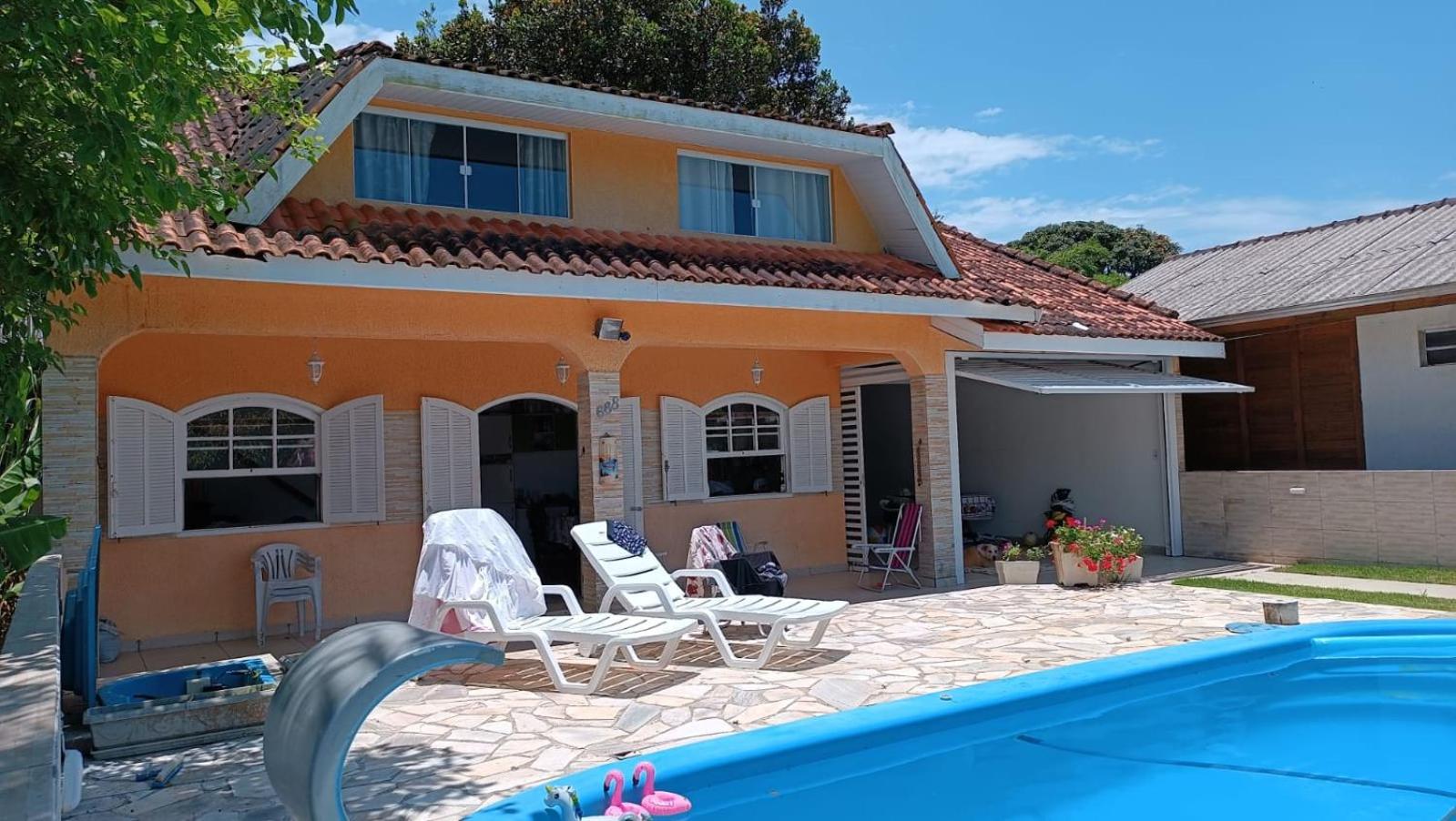 Confortável casa com piscina