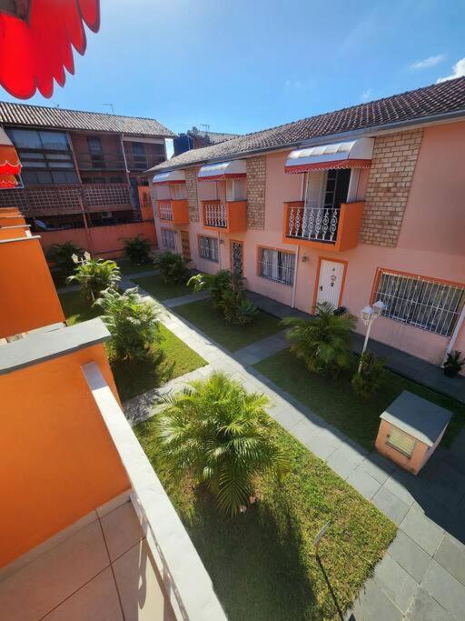 Casa em condomínio 500mt praia