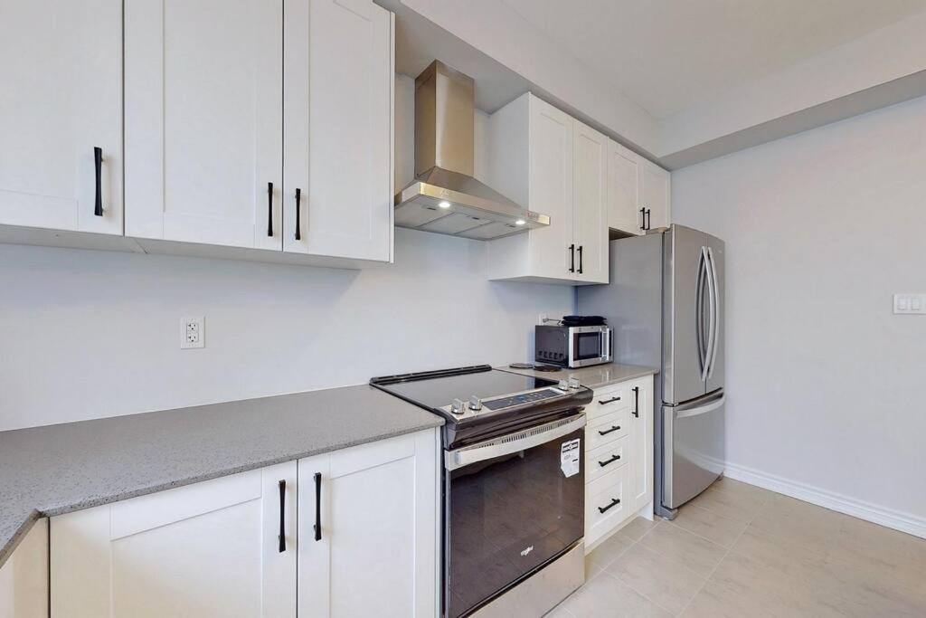 Entire Modern Townhouse Ajax