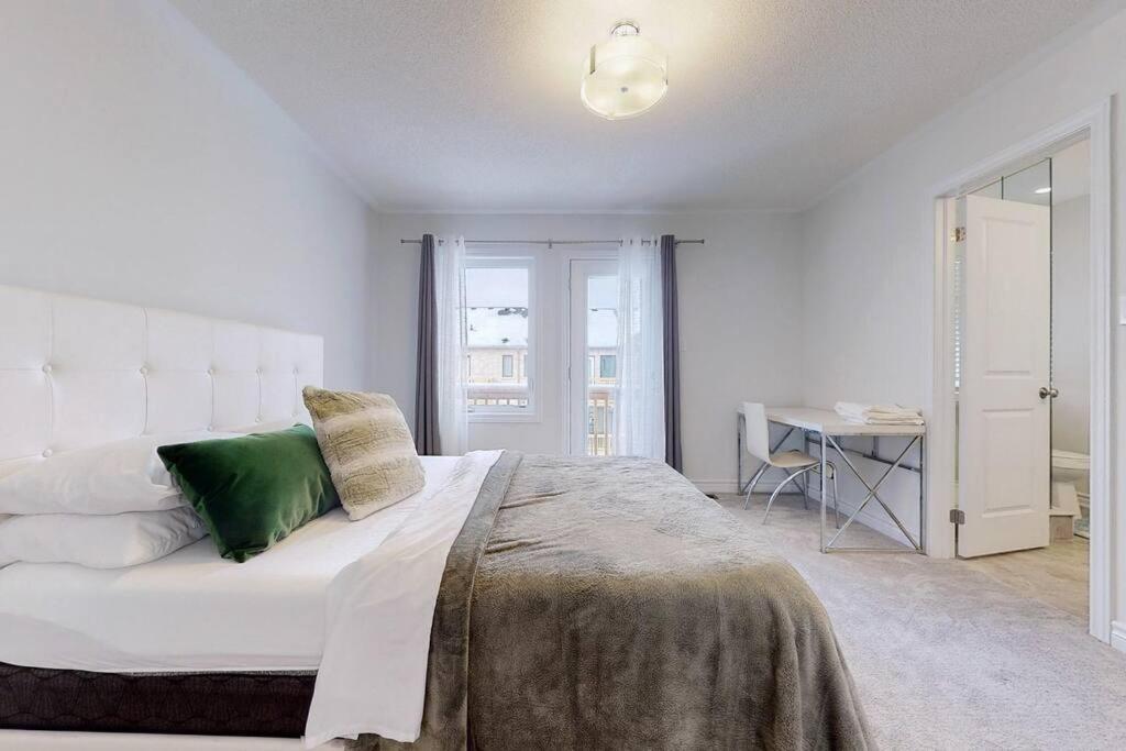Entire Modern Townhouse Ajax