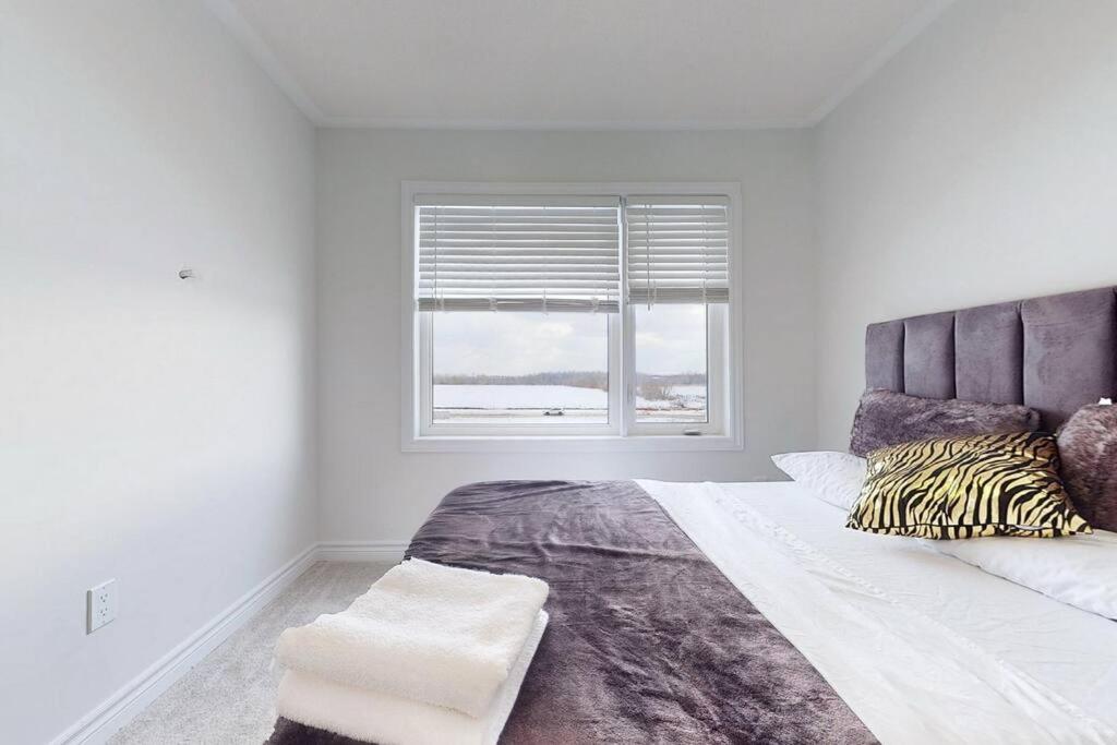 Entire Modern Townhouse Ajax