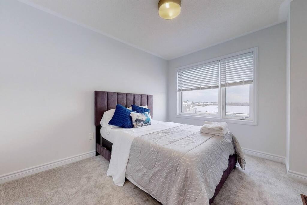Entire Modern Townhouse Ajax