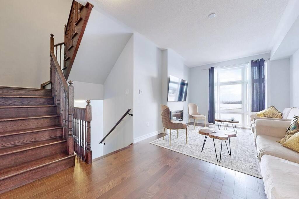 Entire Modern Townhouse Ajax