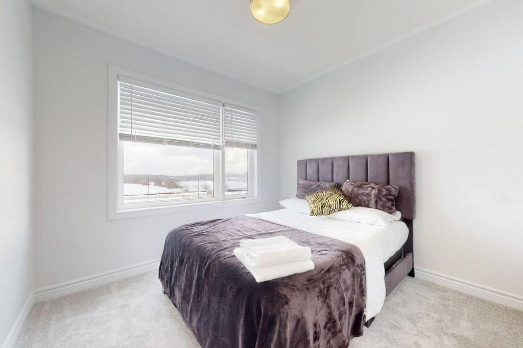 Entire Modern Townhouse Ajax