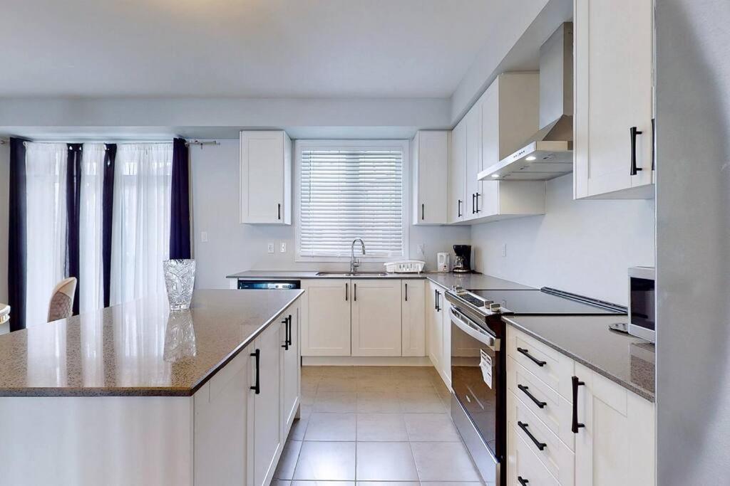 Entire Modern Townhouse Ajax