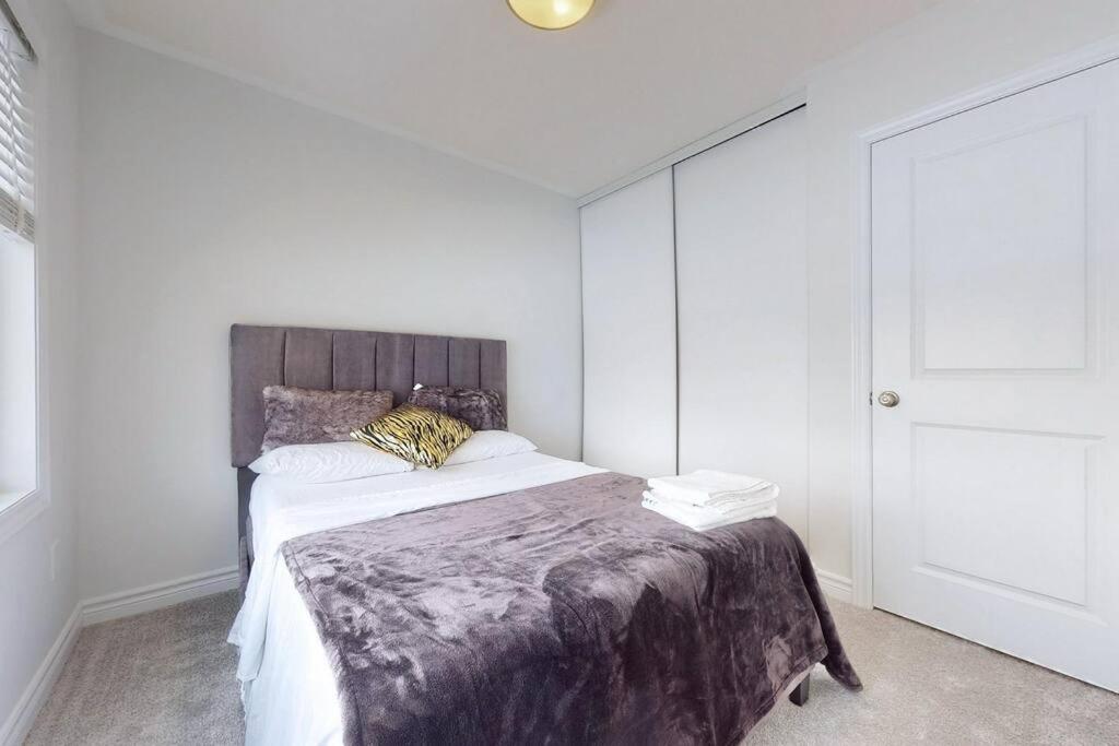 Entire Modern Townhouse Ajax
