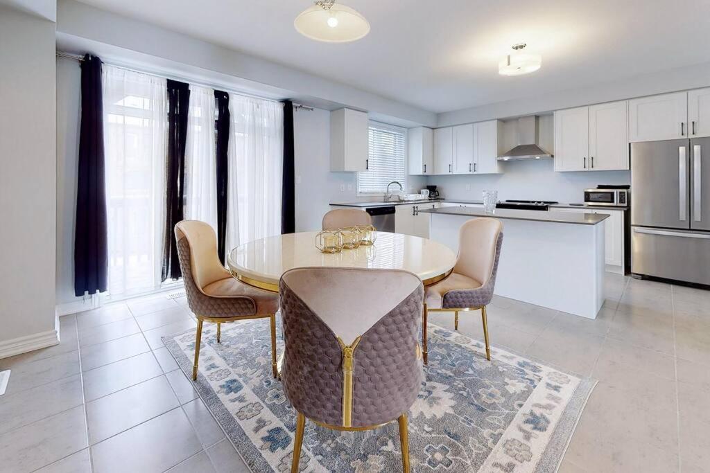 Entire Modern Townhouse Ajax