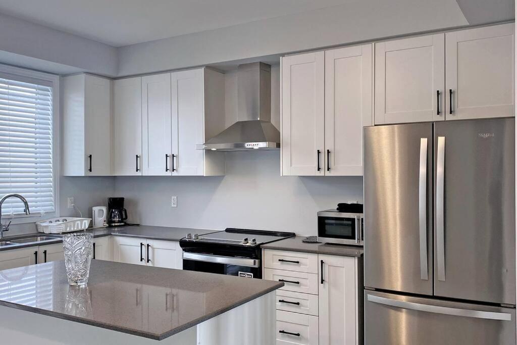 Entire Modern Townhouse Ajax