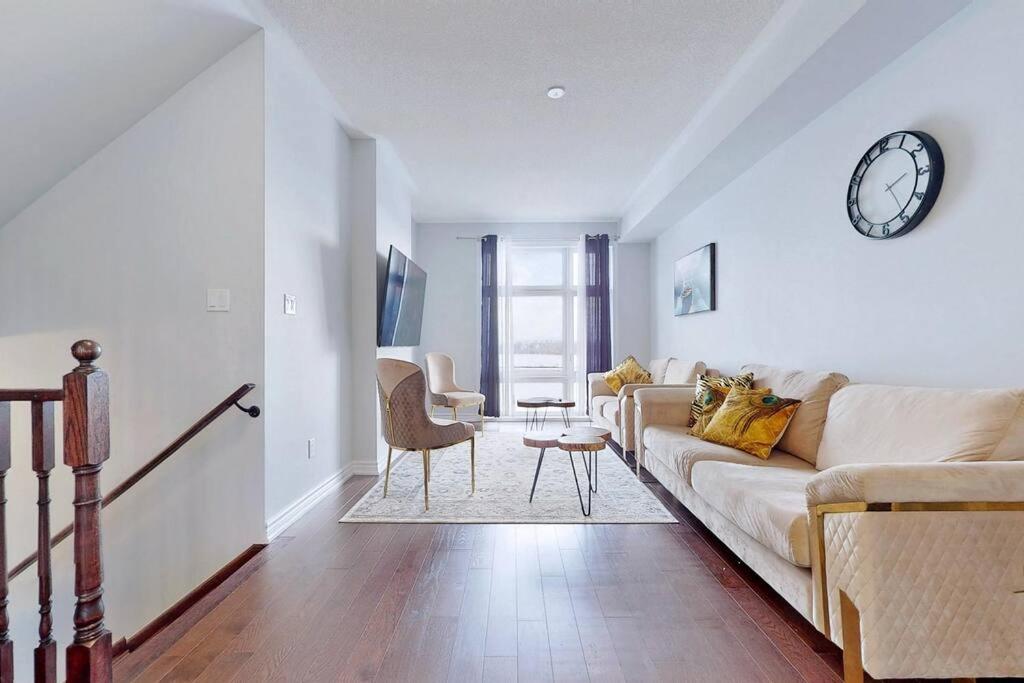 Entire Modern Townhouse Ajax