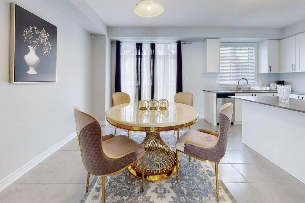 Entire Modern Townhouse Ajax