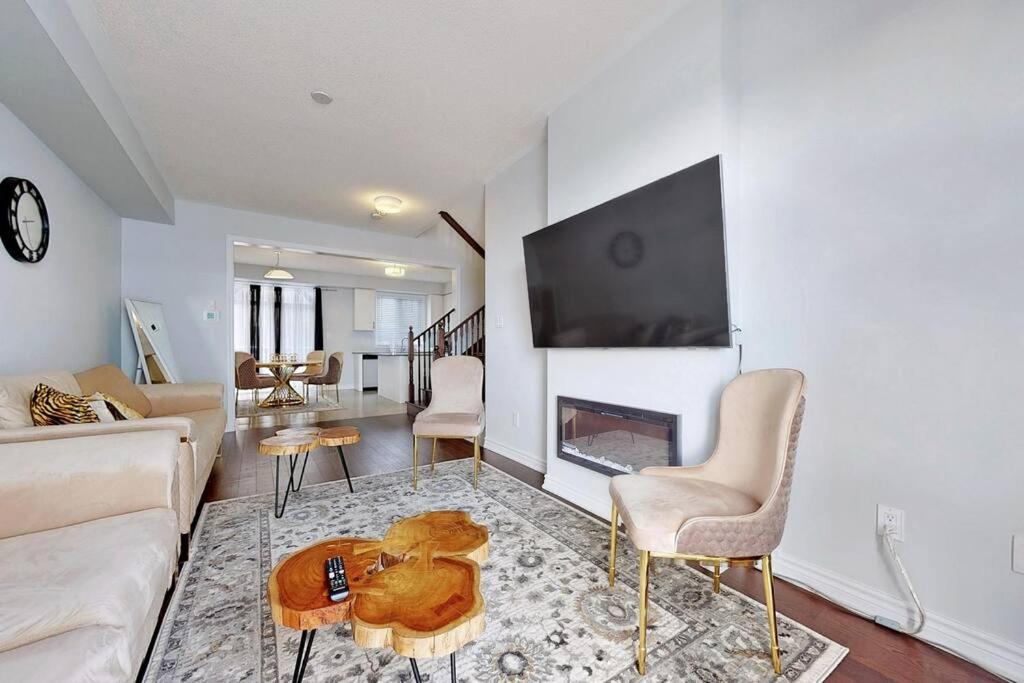 Entire Modern Townhouse Ajax