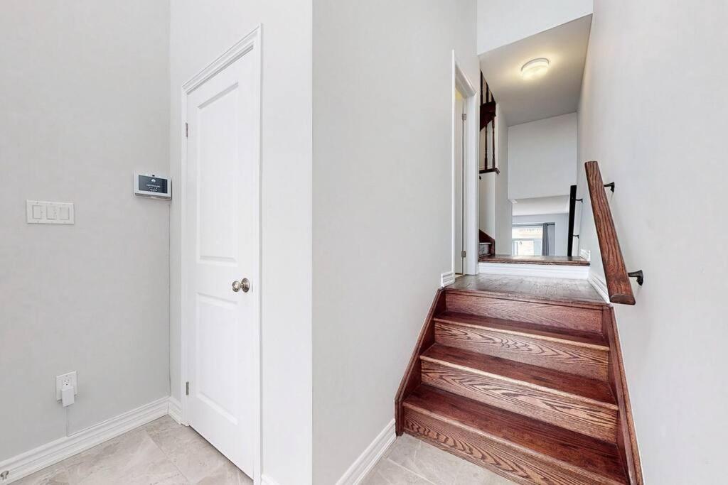 Entire Modern Townhouse Ajax