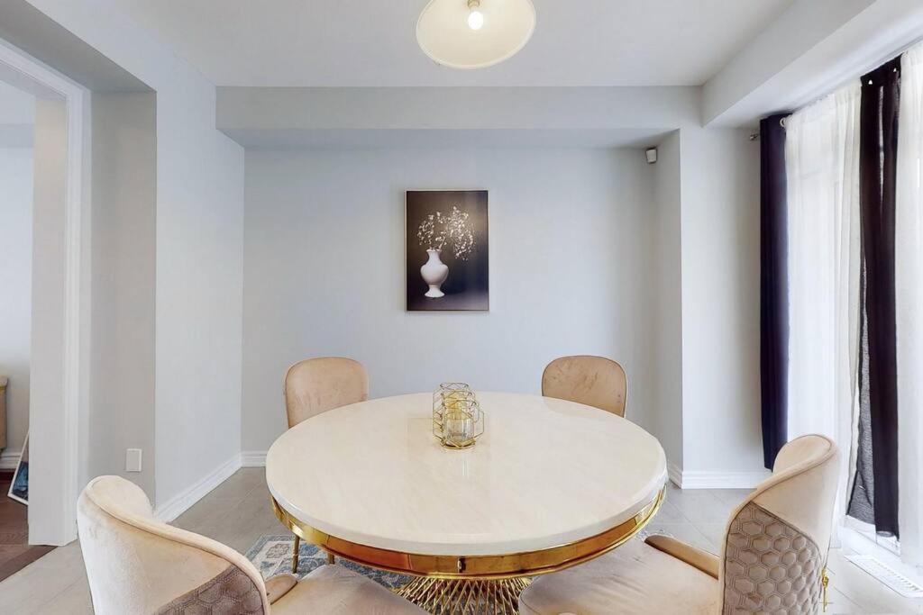 Entire Modern Townhouse Ajax