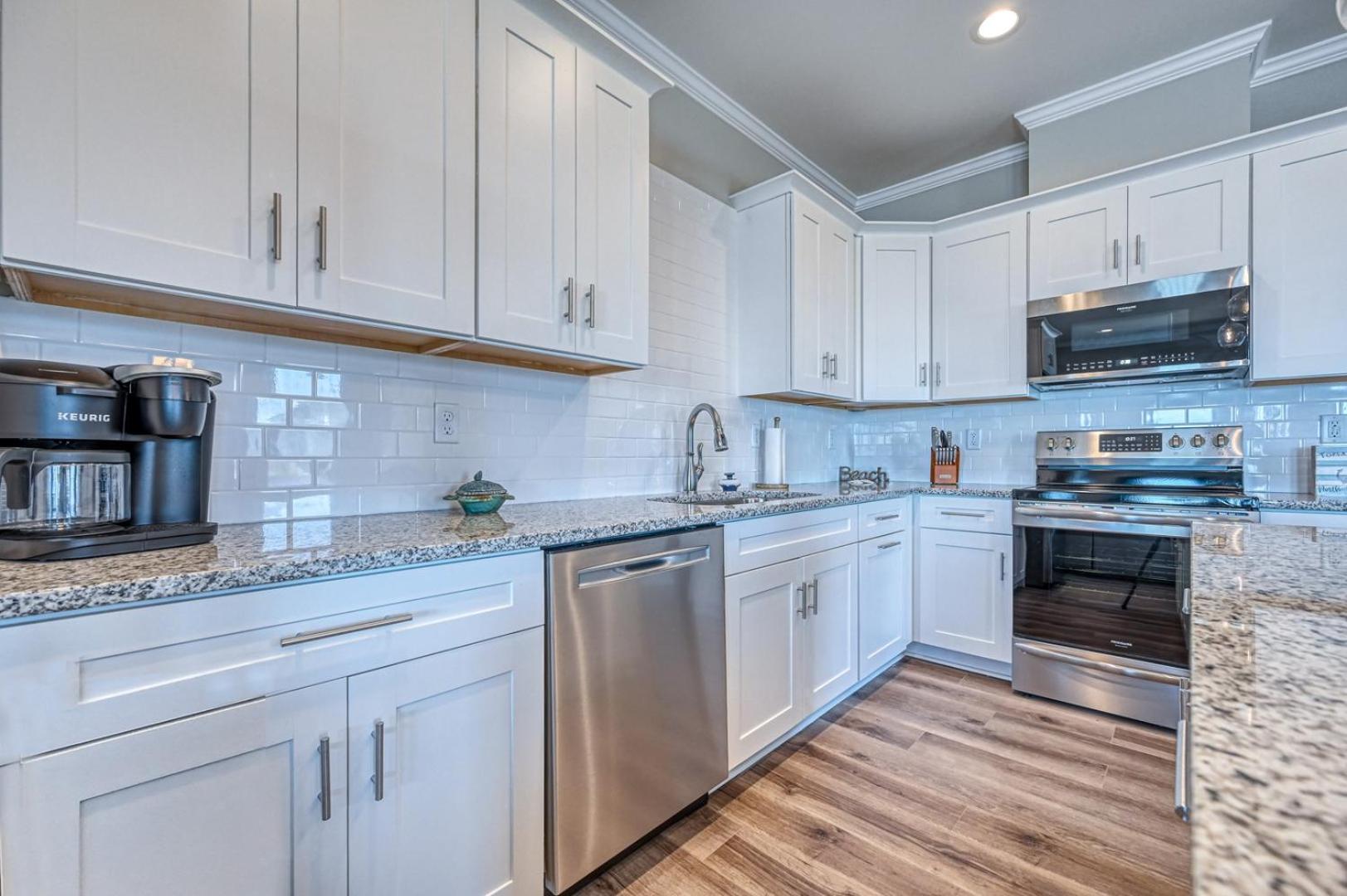 North Topsail Oceanfront with Shared Pool - Dogs Allowed - Elevator